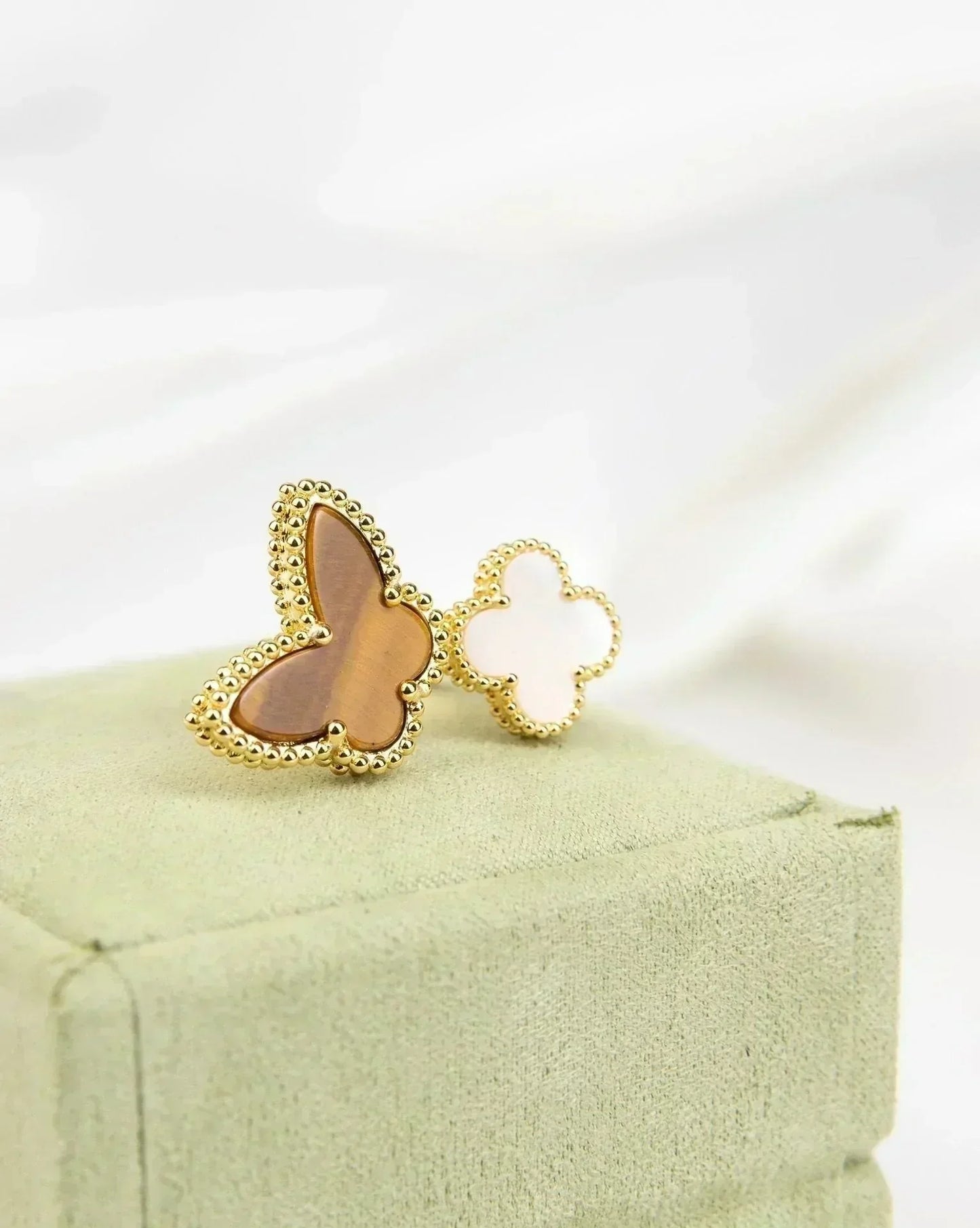 ¡®Aura Jewels¡¯LUCKY BETWEEN THE FINGER RING