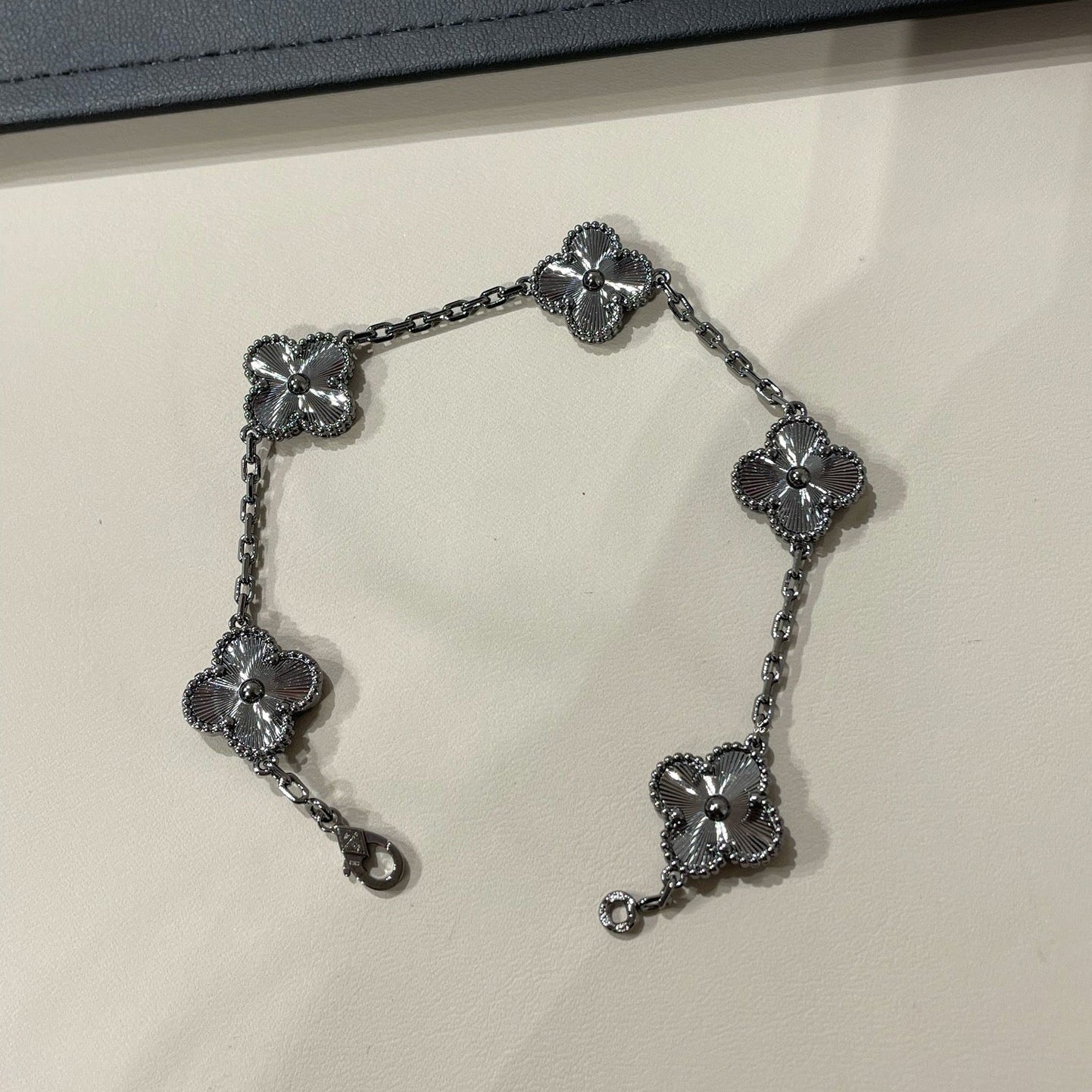 [Aura Jewels]New CLOVER 5 MOTIF BLACK BRACELET