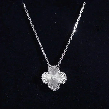 ¡®Aura Jewels¡¯CLOVER  15MM DIAMOND LASER NECKLACE SILVER