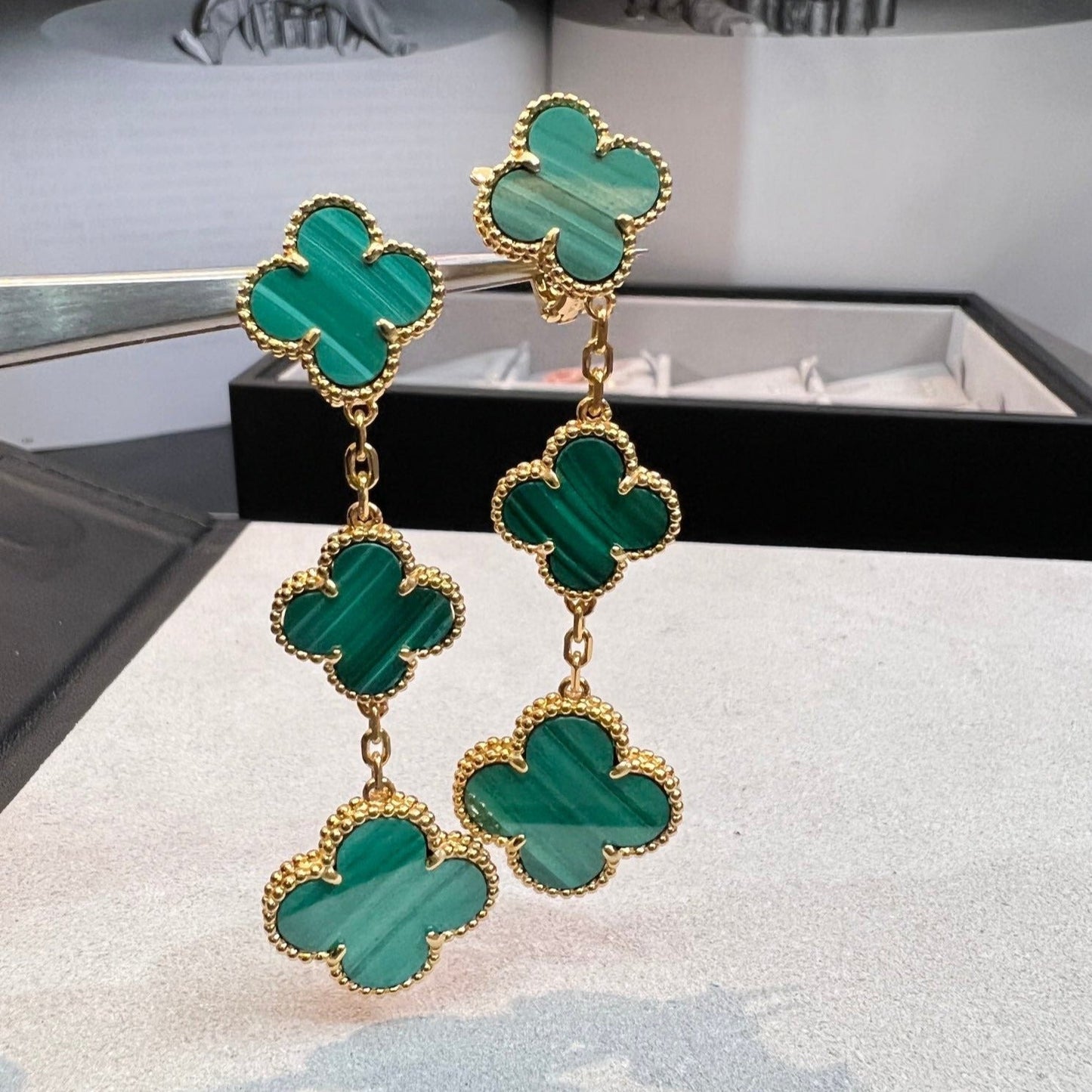 ¡®Aura Jewels¡¯CLOVER MALACHITE 3 MOTIFS GOLD