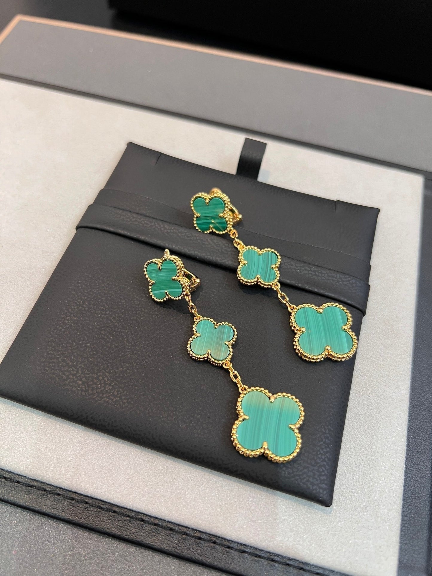 ¡®Aura Jewels¡¯CLOVER MALACHITE 3 MOTIFS GOLD
