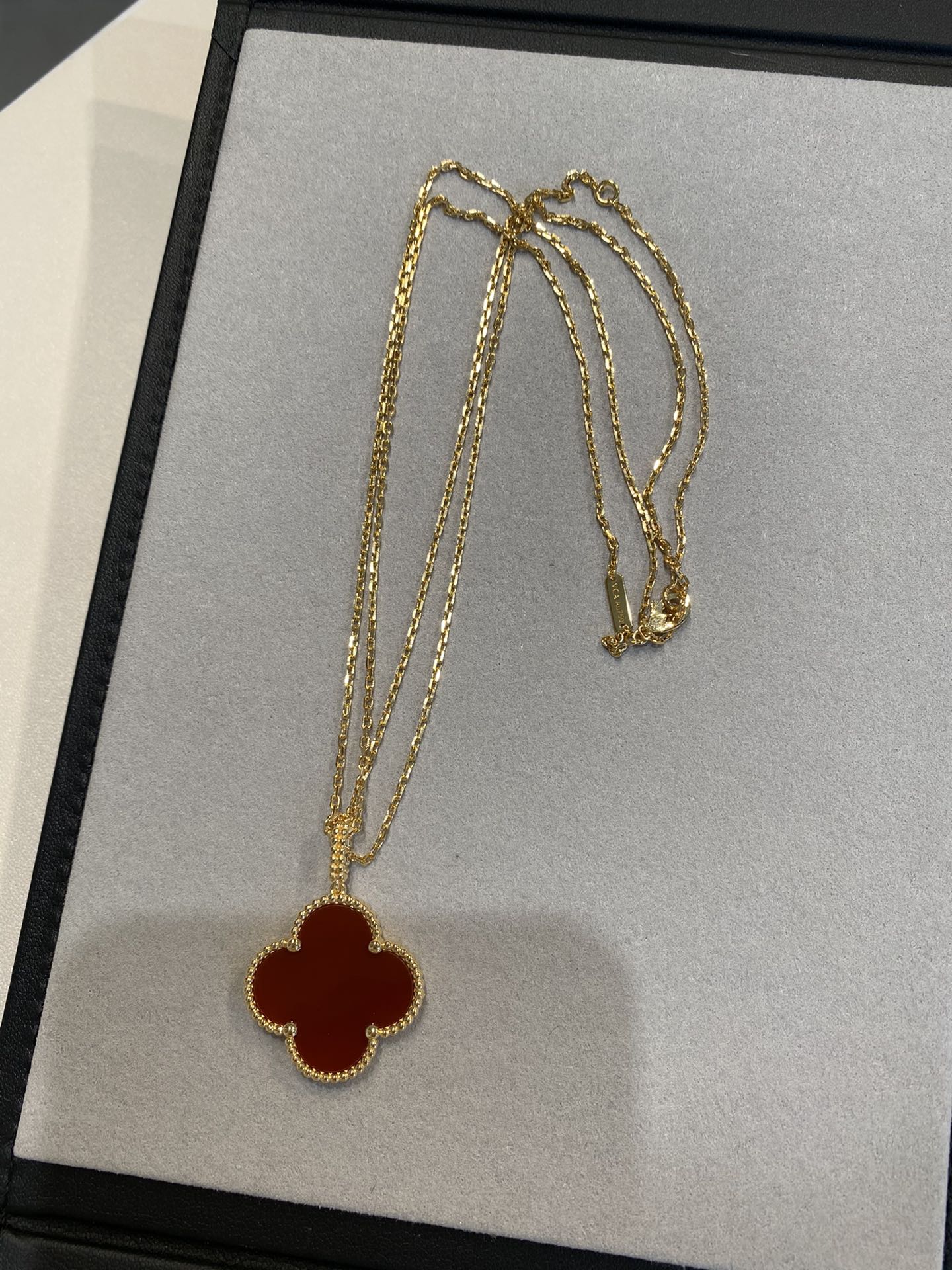 ¡®Aura Jewels¡¯CLOVER 25MM NECKLACE GOLD CARNELIAN