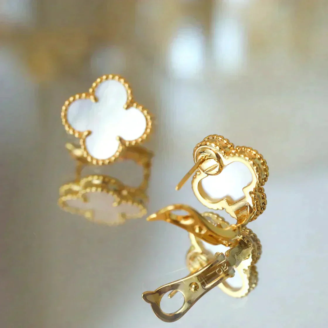 ¡®Aura Jewels¡¯CLOVER MEDIUM 1 MOTIFS  WHITE MOP STUD EARRINGS