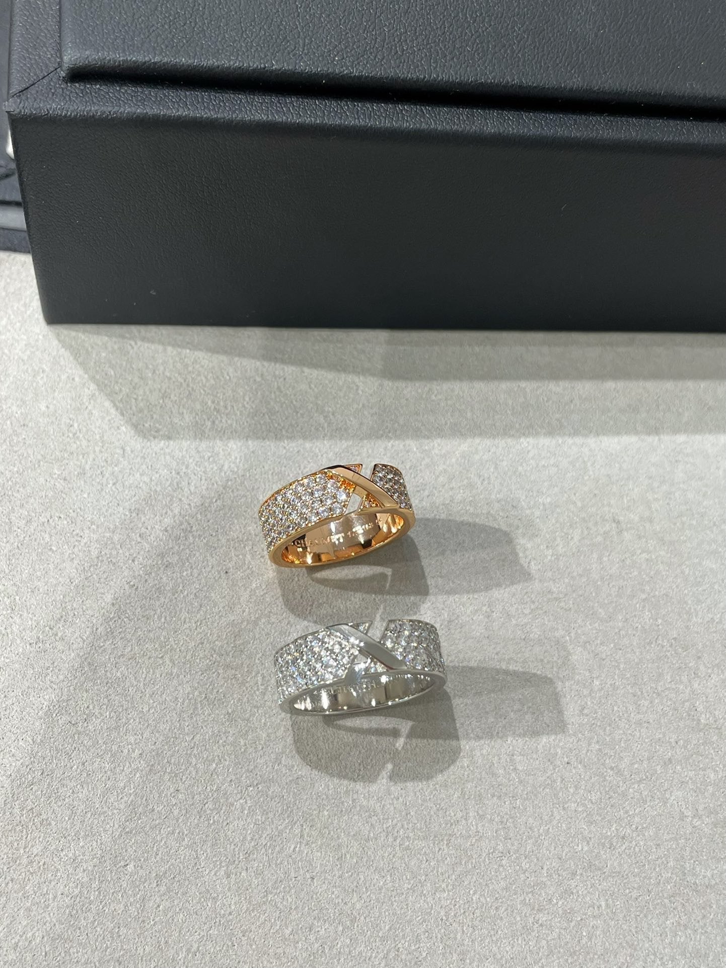 ¡®Aura Jewels¡¯LIENS EVIDENCE  DIAMOND PAVED RING