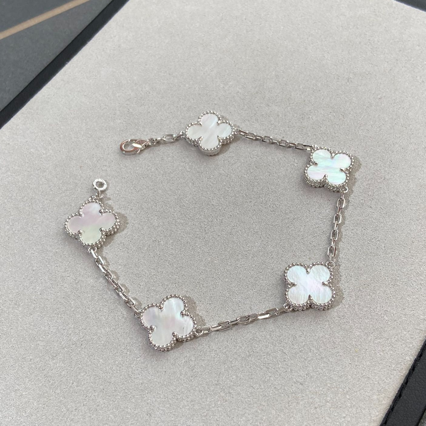 [Aura Jewels]New CLOVER WHITE PEARL MOP 5 MOTIF BRACELET COLLECTION