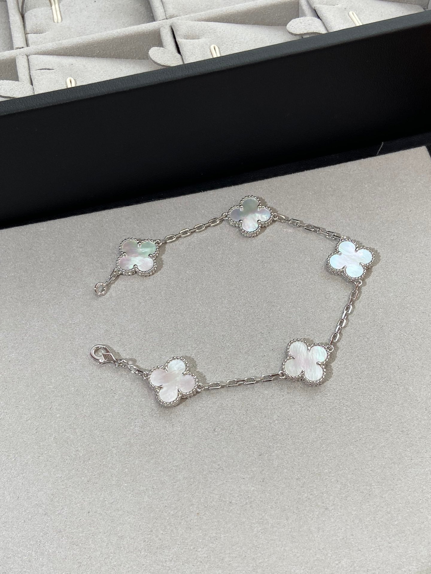 [Aura Jewels]New CLOVER WHITE PEARL MOP 5 MOTIF BRACELET COLLECTION