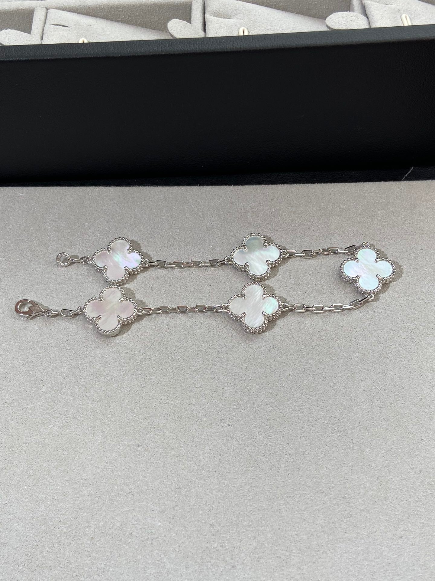 [Aura Jewels]New CLOVER WHITE PEARL MOP 5 MOTIF BRACELET COLLECTION
