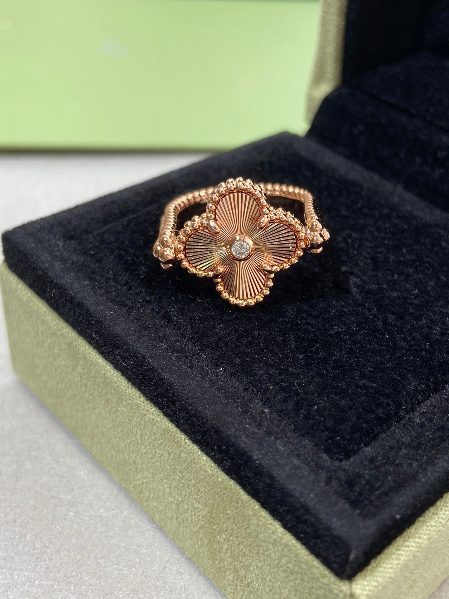 ¡®Aura Jewels¡¯CLOVER RIVERSIBLE ROSE GOLD RING