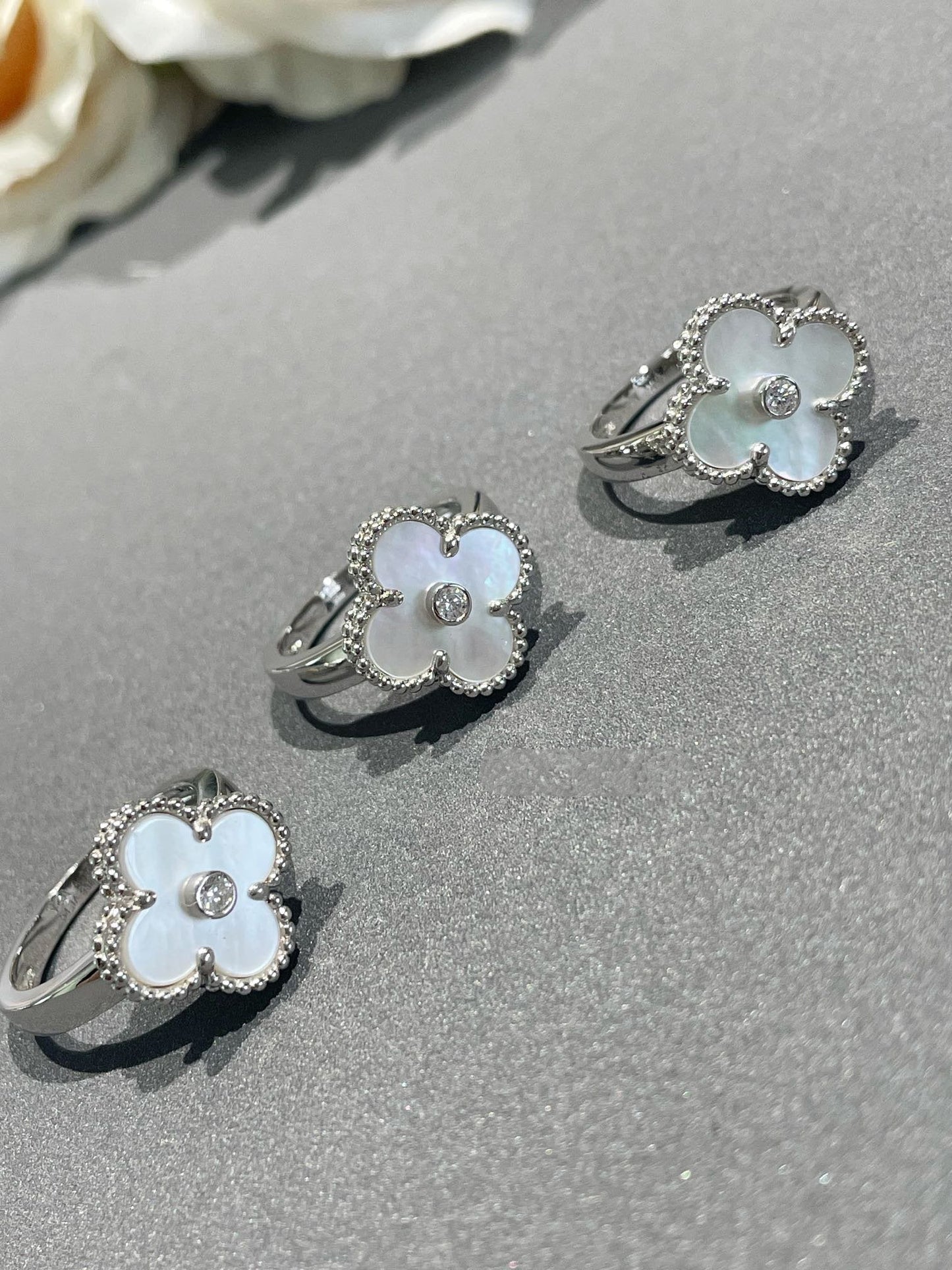 ¡®Aura Jewels¡¯CLOVER SILVER MOP DIAMOND RING