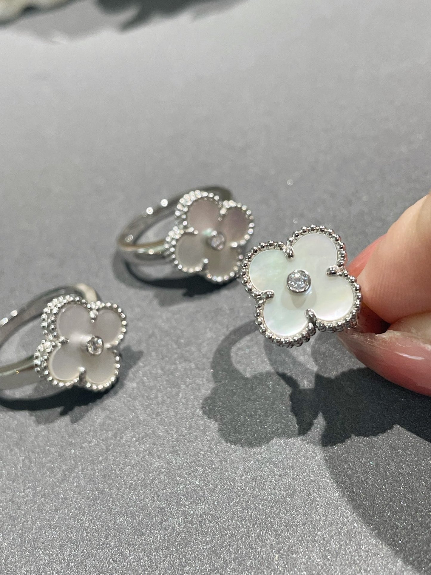 ¡®Aura Jewels¡¯CLOVER SILVER MOP DIAMOND RING
