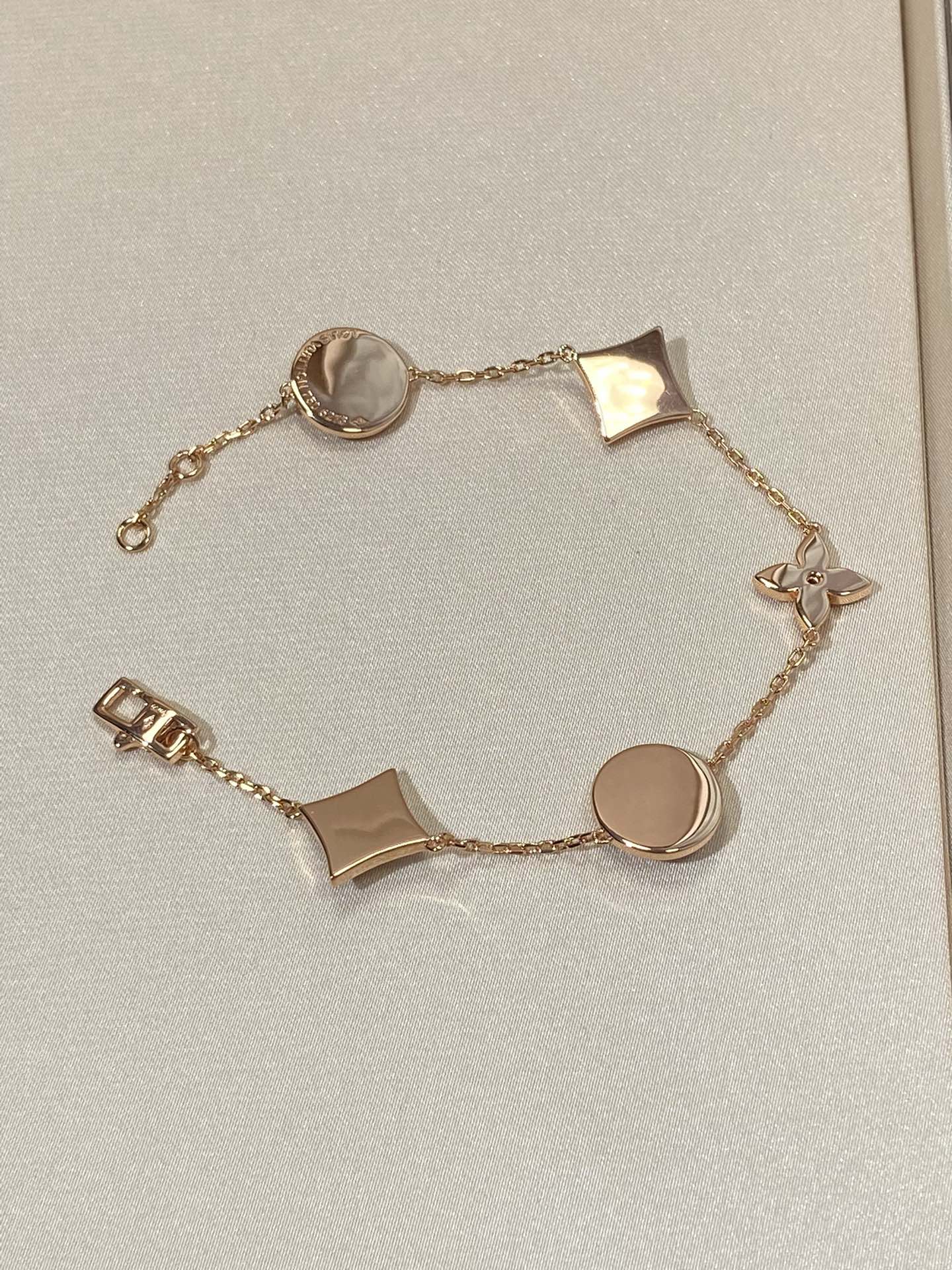 ¡®Aura Jewels¡¯STAR AND SUN 5 MOTIF MOP PINK GOLD BRACELET