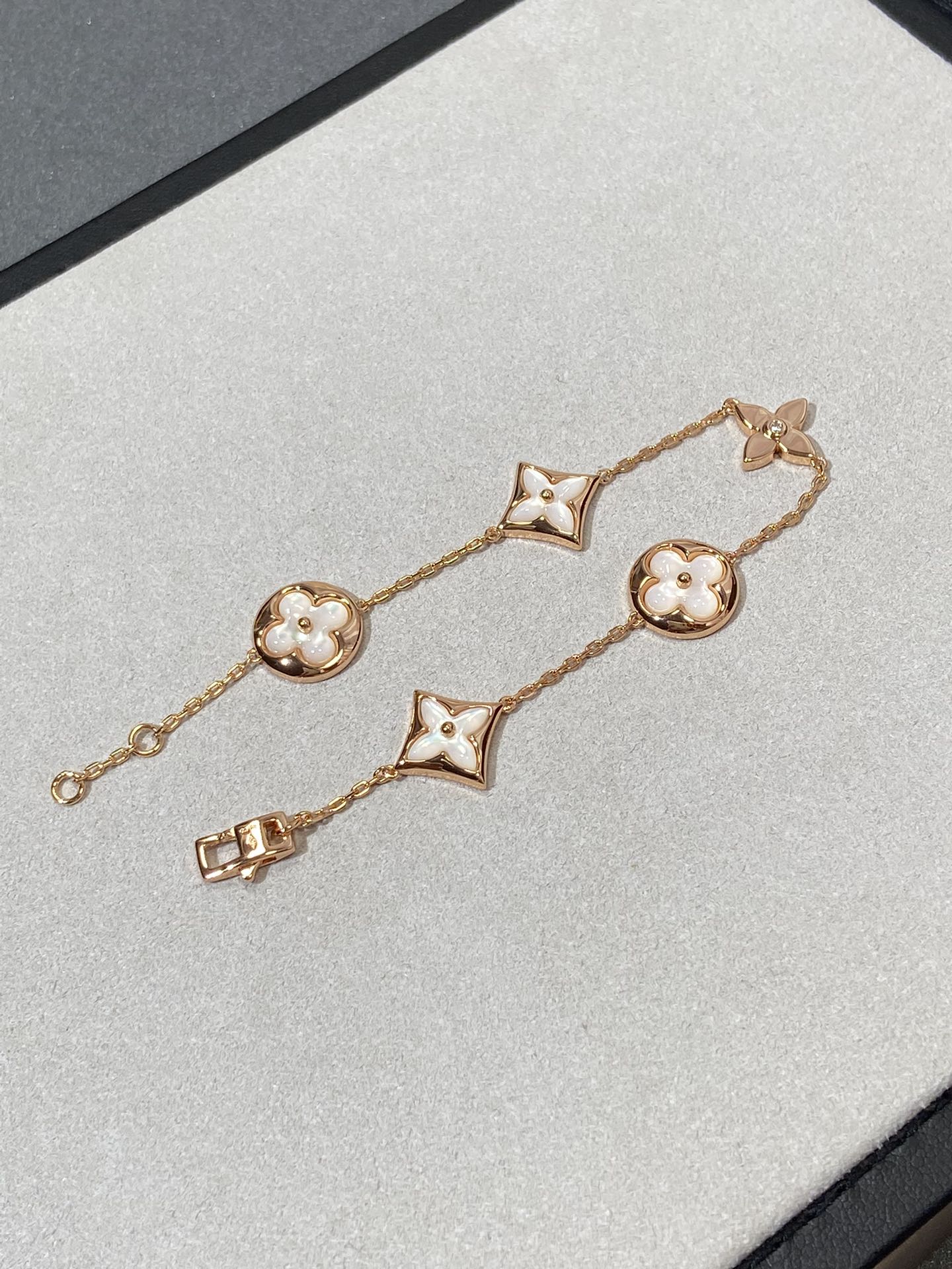 ¡®Aura Jewels¡¯STAR AND SUN 5 MOTIF MOP PINK GOLD BRACELET