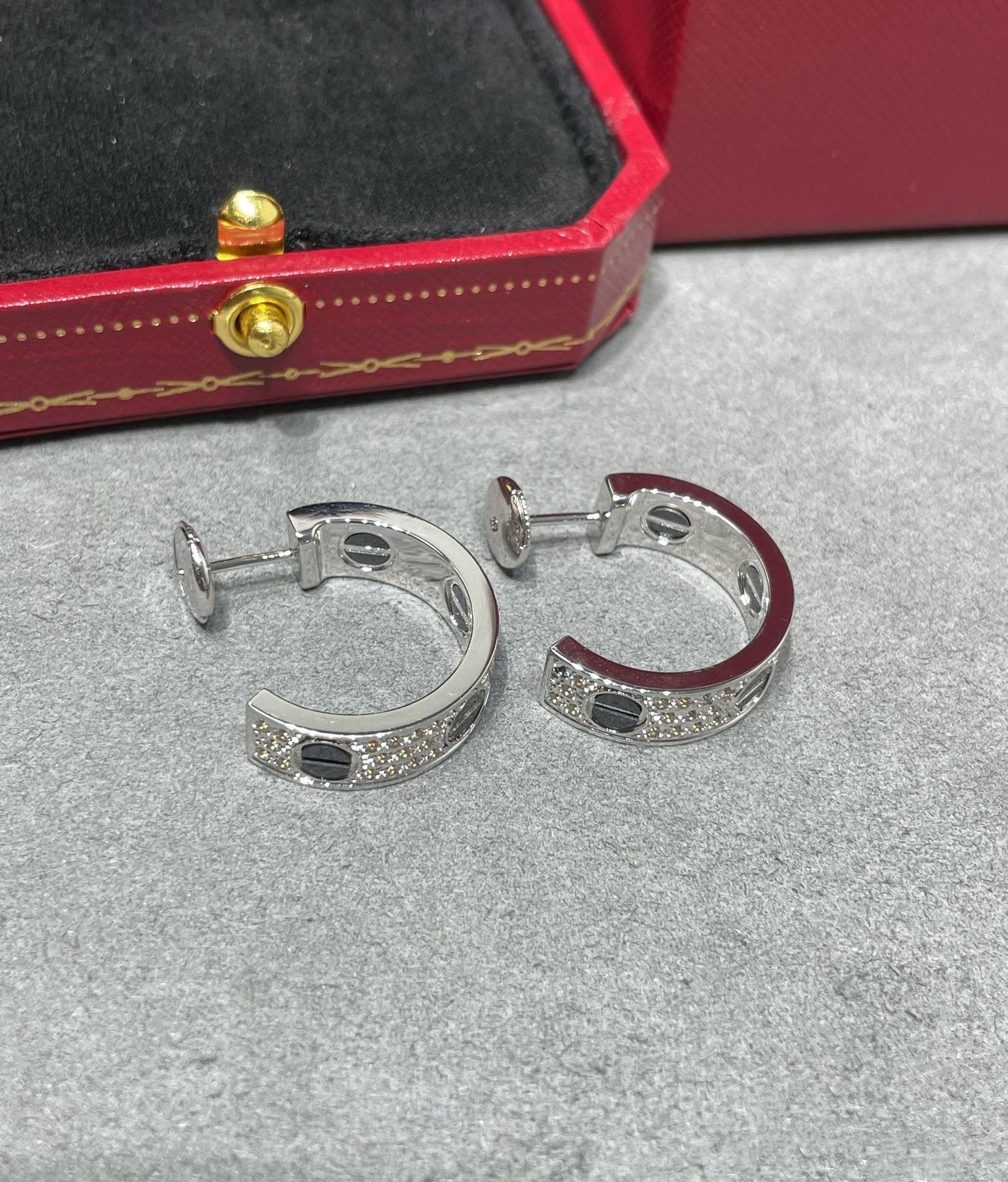 ¡®Aura Jewels¡¯LOVE CERAMIC DIAMOND PAVED SILVER EARRINGS