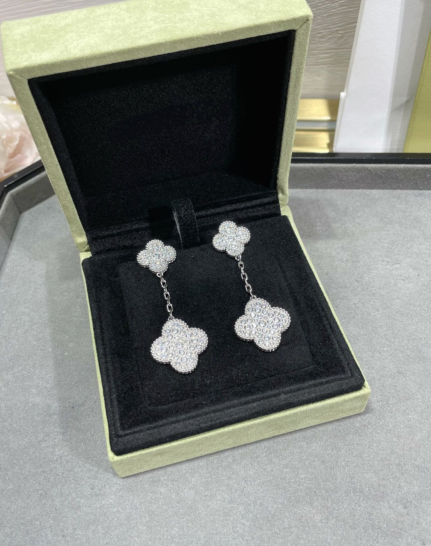 ¡®Aura Jewels¡¯CLOVER 2 MOTIFS DIAMOND PAVED SILVER EARRINGS