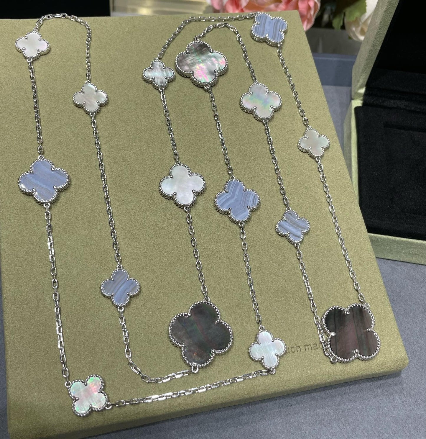 ¡®Aura Jewels¡¯CLOVER 16 MOTIF CHALCEDONY MOP SILVER NECKLACE