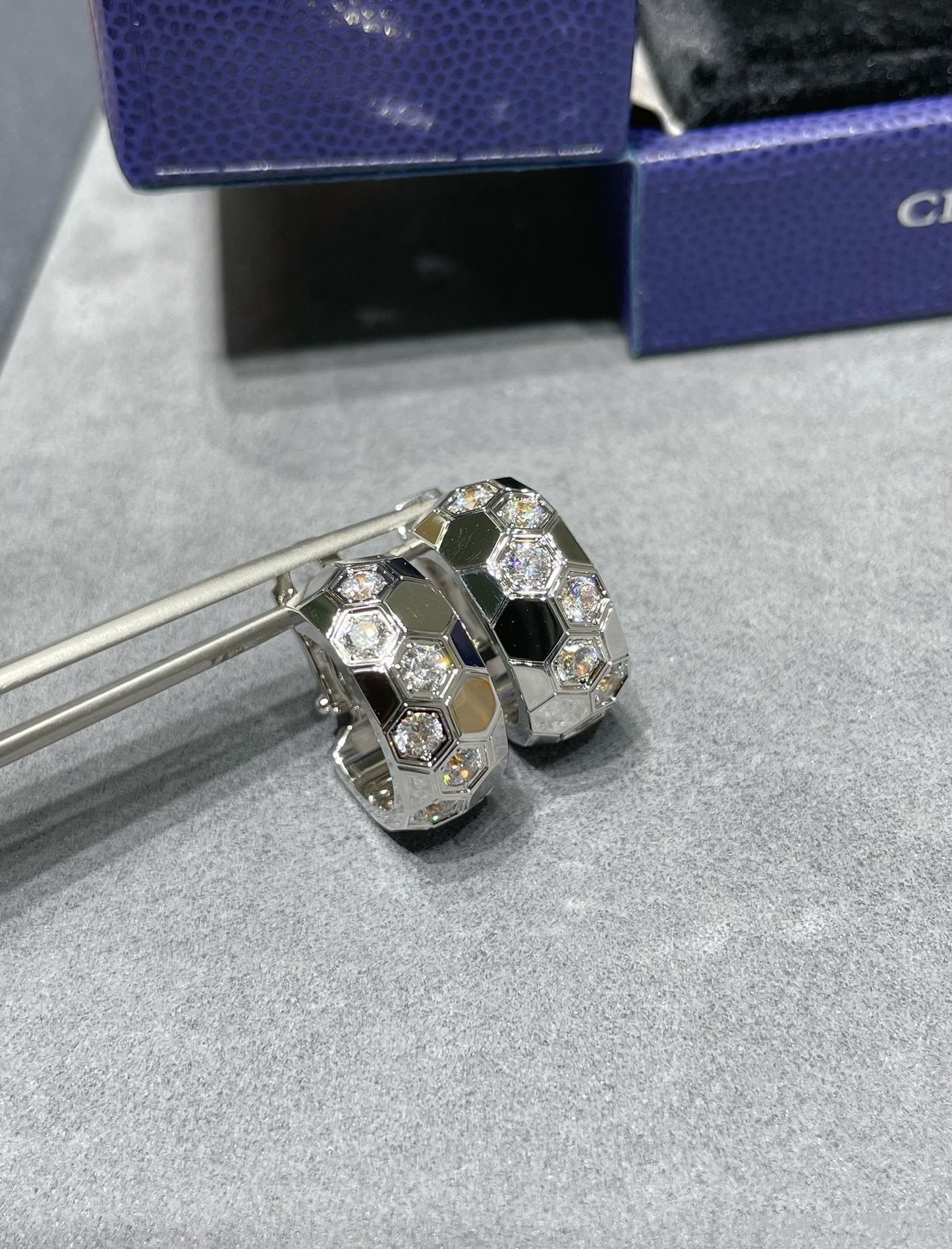 ¡®Aura Jewels¡¯BEE LOVE DIAMOND HOOP EARRINGS