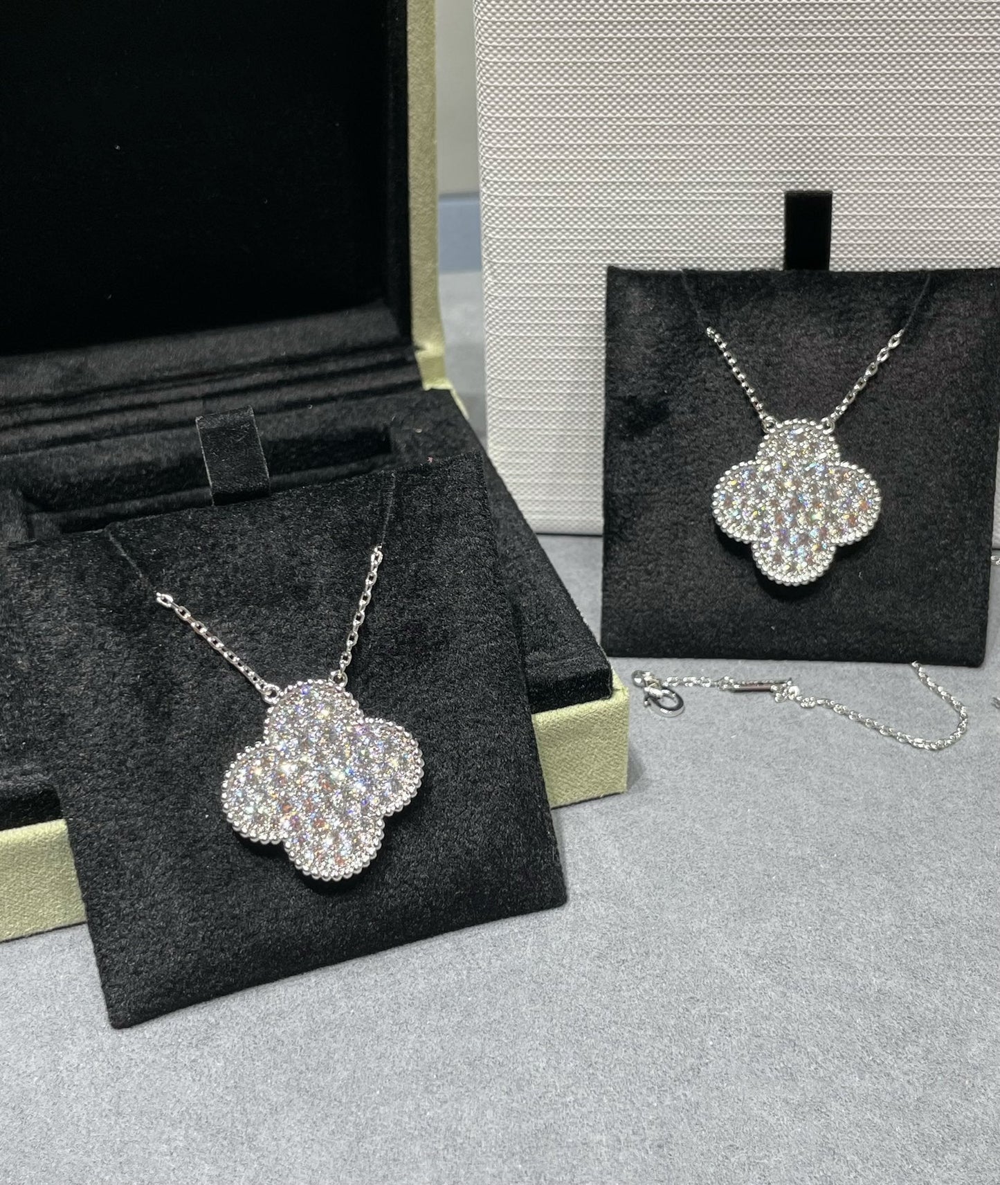 ¡®Aura Jewels¡¯CLOVER 25MM LARGE PENDANT DIAMOND PAVED SILVER NECKLACE