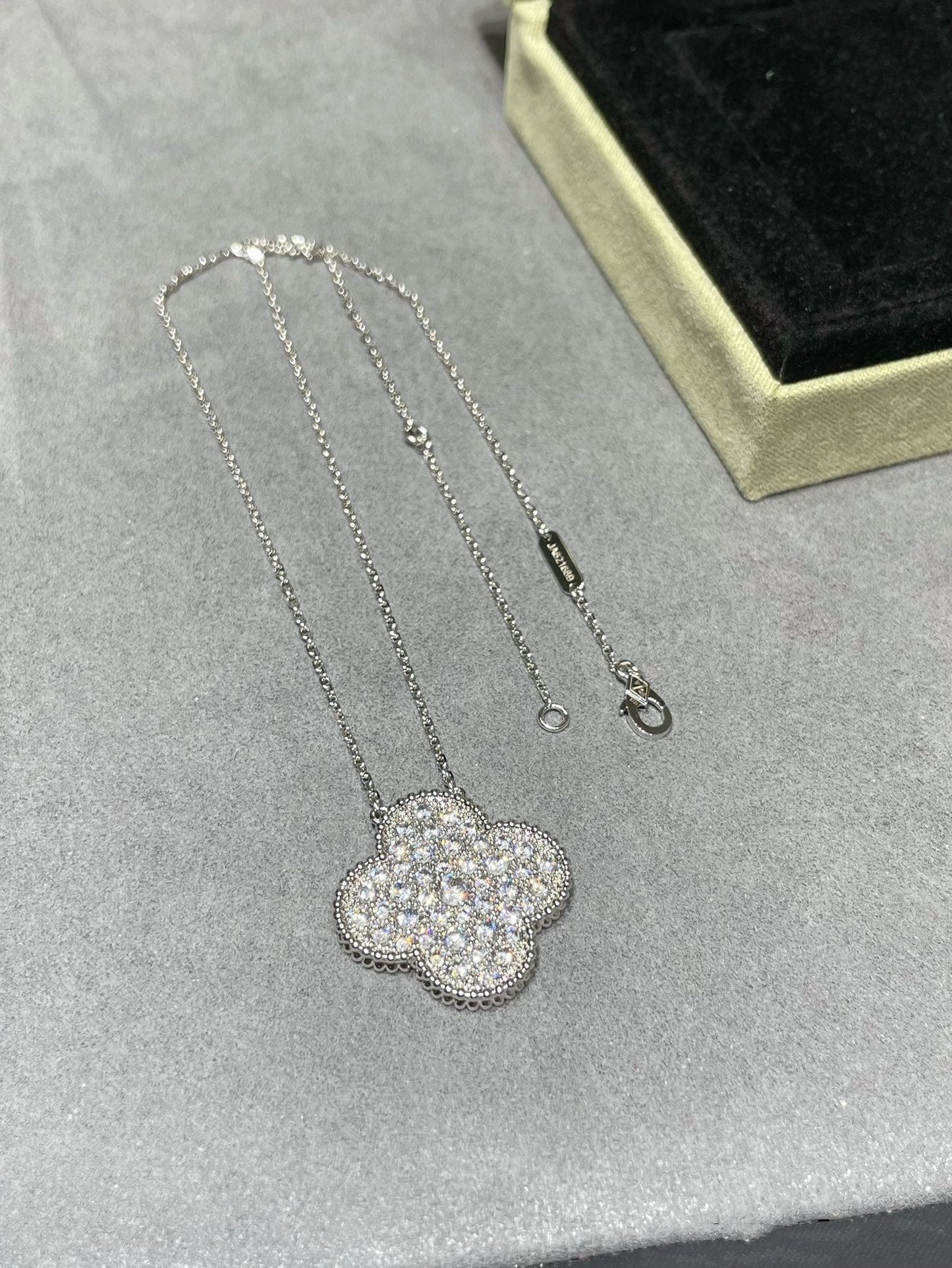 ¡®Aura Jewels¡¯CLOVER 25MM LARGE PENDANT DIAMOND PAVED SILVER NECKLACE