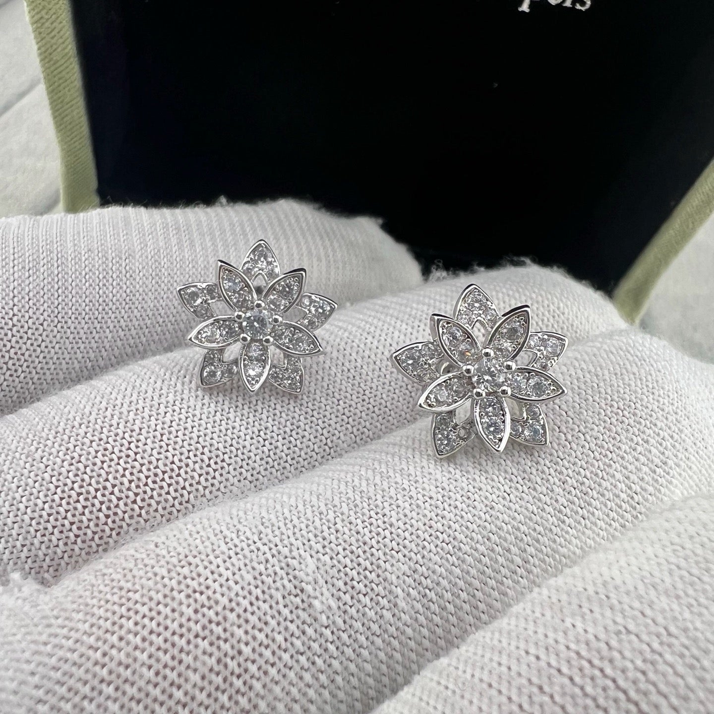 [Aura Jewels] Full Diamond Hollow Lotus Necklace Set