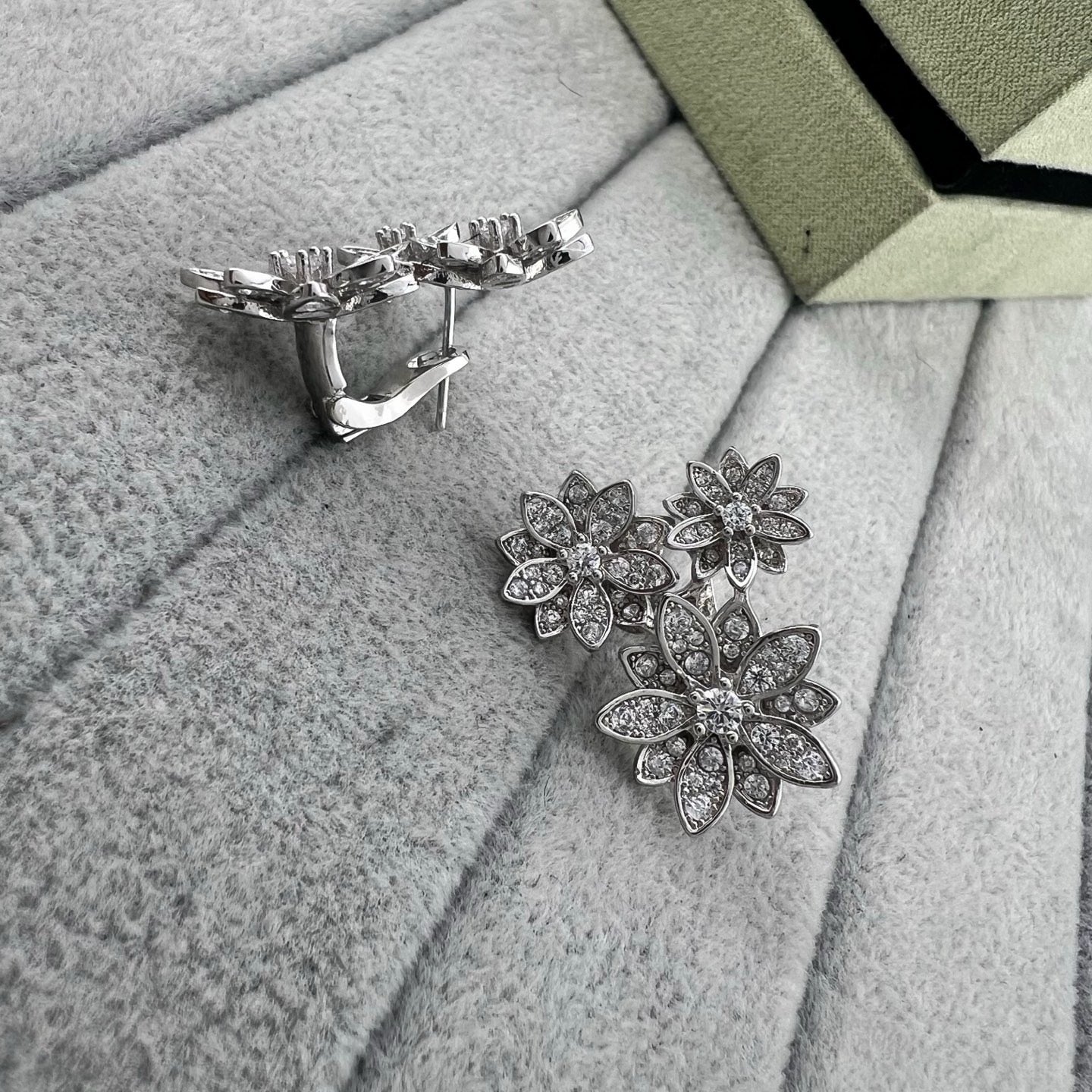 [Aura Jewels] Full Diamond Hollow Lotus Necklace Set