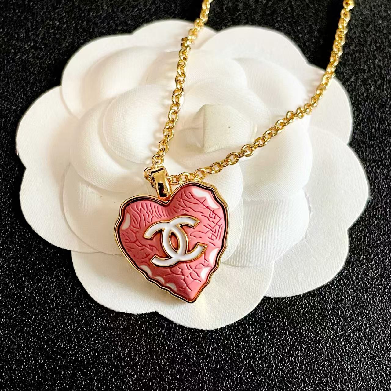 [Aura Jewels] Heart-shaped Necklace & Earring Set