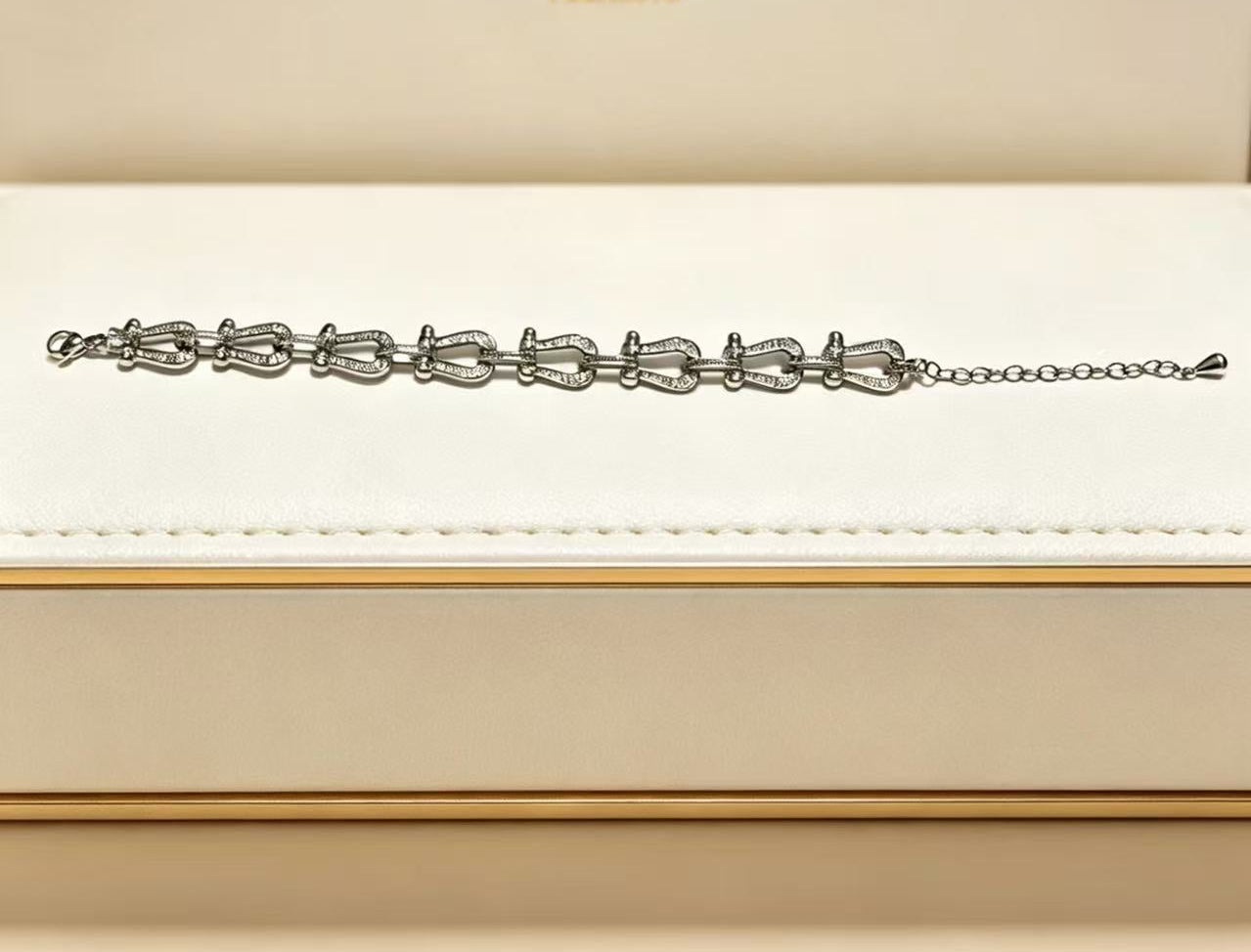 ¡®Aura JewelsDiamond-studded Horseshoe Bracelet