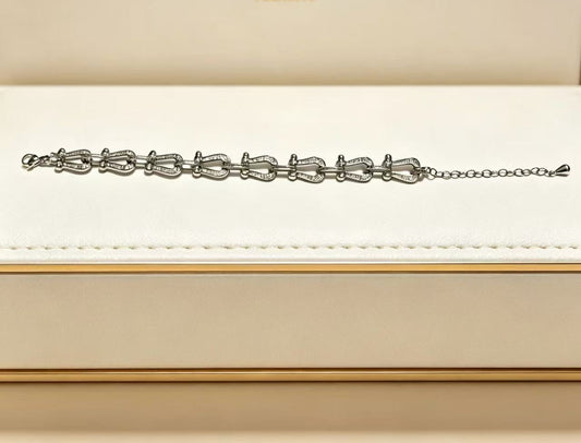 ¡®Aura JewelsDiamond-studded Horseshoe Bracelet