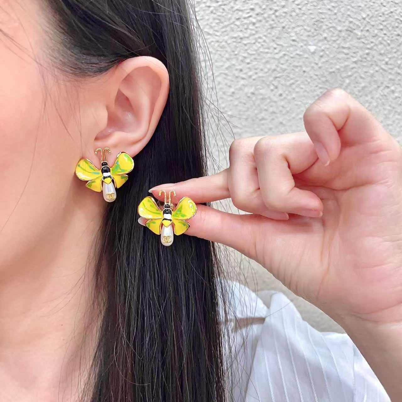 [Aura Jewels] Ladybug Enamel & Faux Pearl Clip-On Earrings