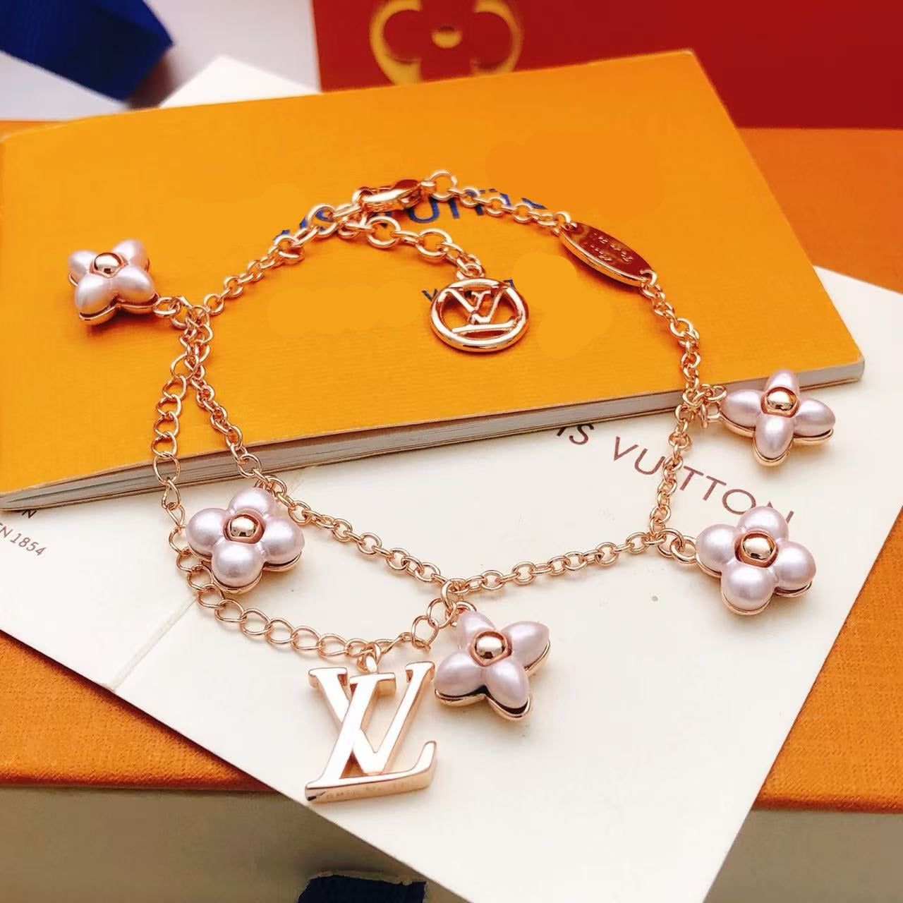 ¡®Aura Jewels¡¯LOGO 6 MOTIF STAR AND SUN GOLD BRACELET
