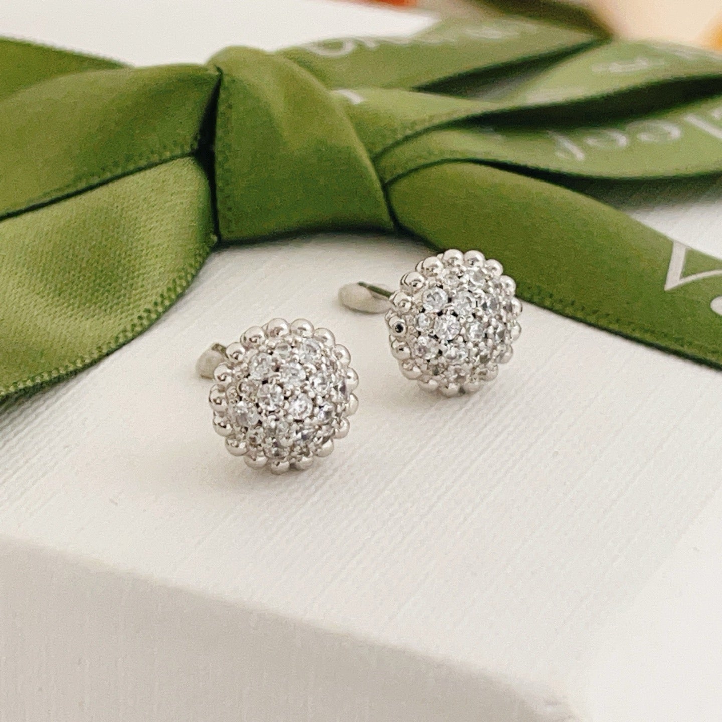 [Aura Jewels]Round Beaded Border Diamond Stud Earrings