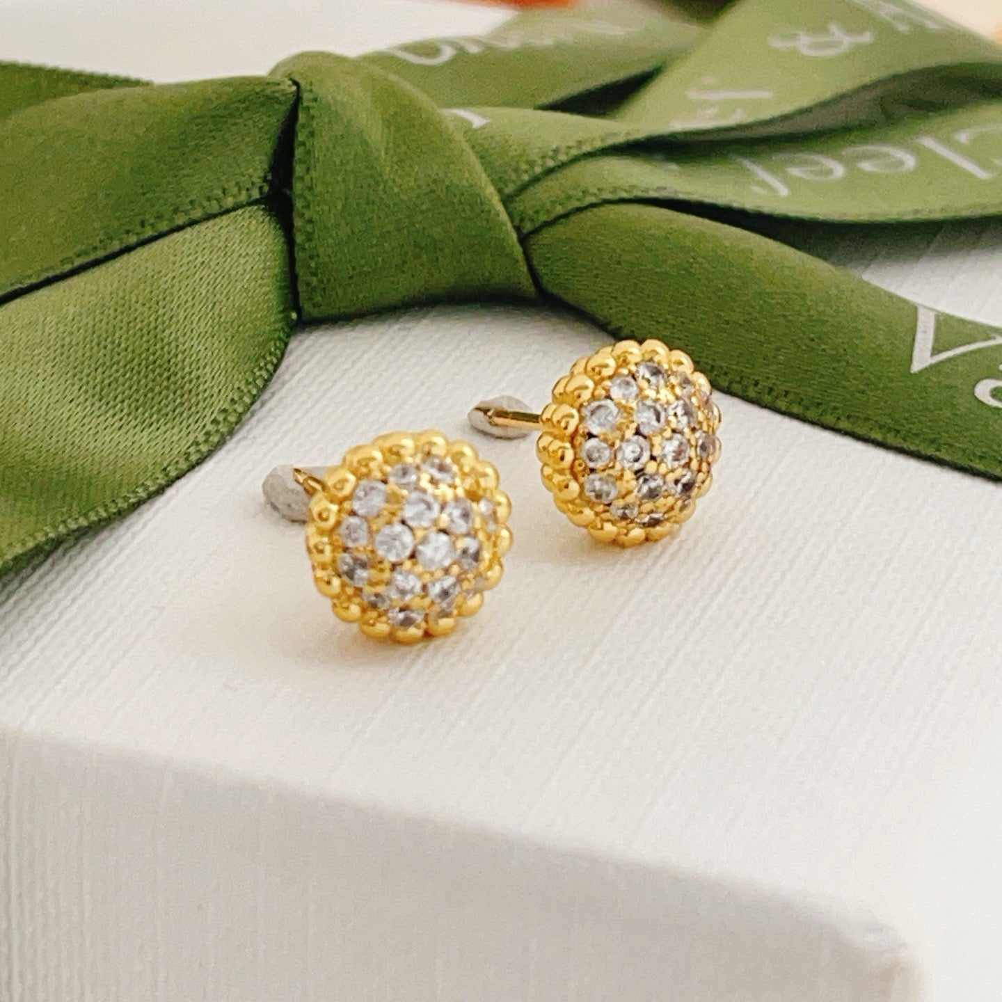 [Aura Jewels]Round Beaded Border Diamond Stud Earrings