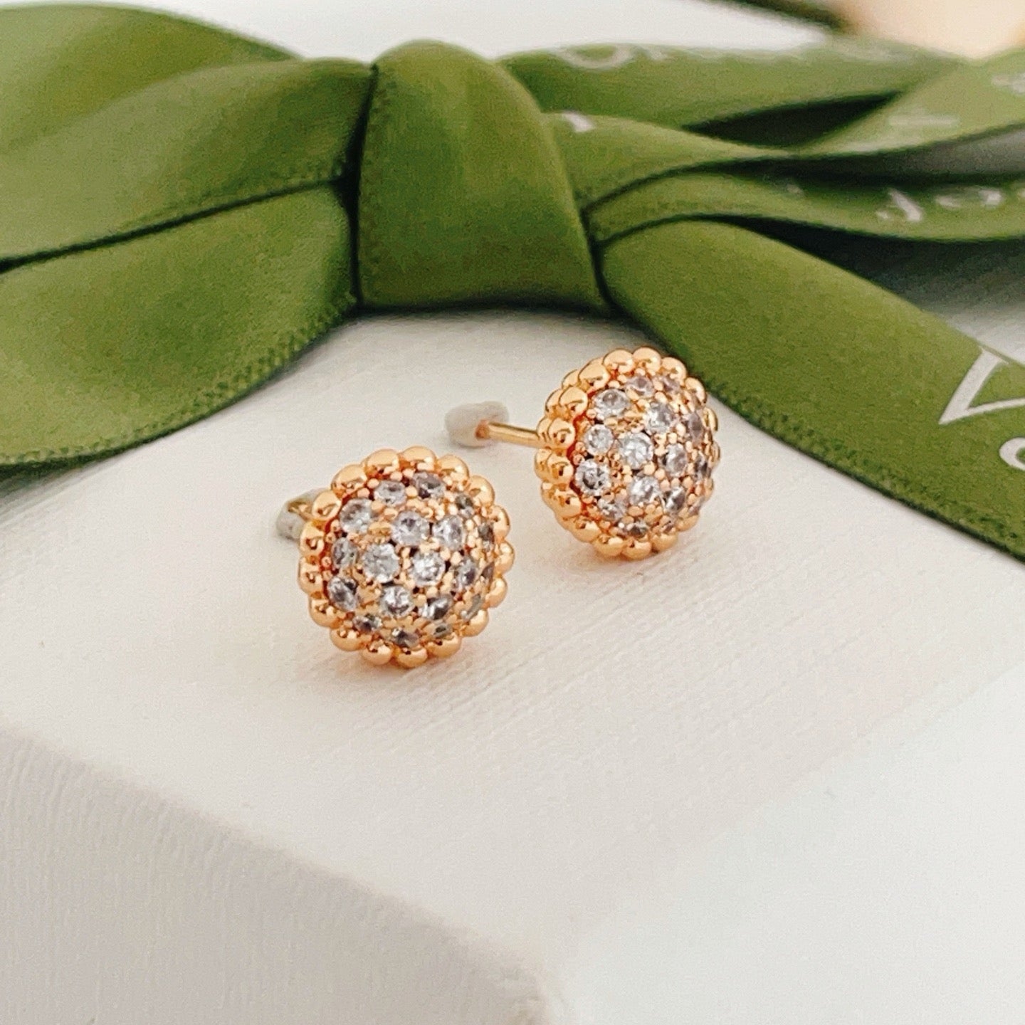 [Aura Jewels]Round Beaded Border Diamond Stud Earrings