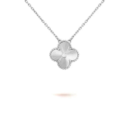 ¡®Aura Jewels¡¯CLOVER  15MM DIAMOND LASER NECKLACE SILVER