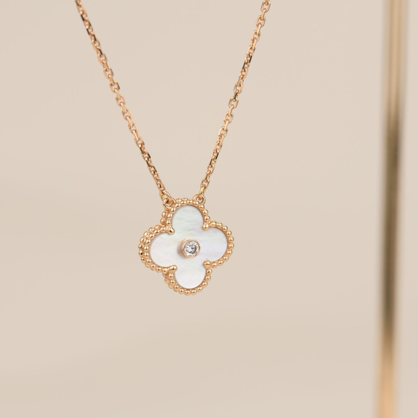 ¡®Aura Jewels¡¯CLOVER 15MM DIAMOND WHITE FRITILLARIA NECKLACE