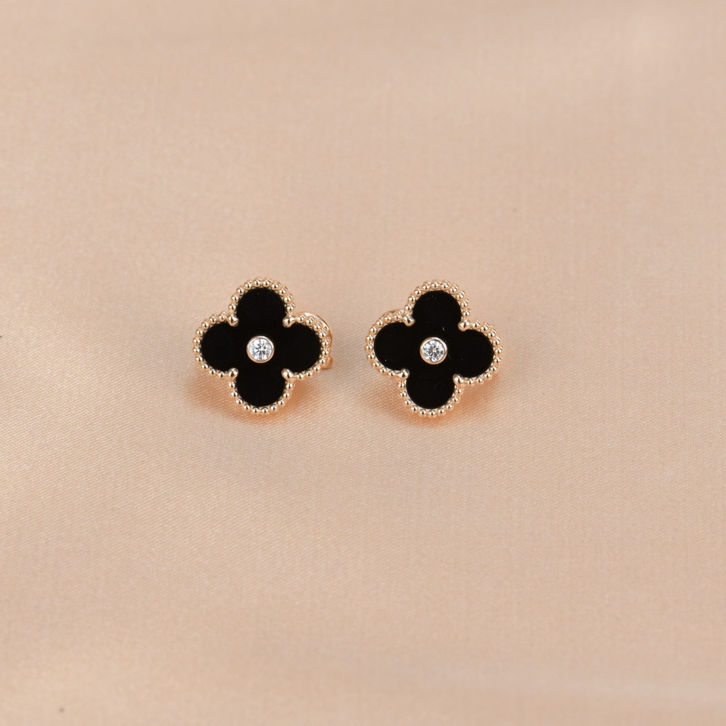 ¡®Aura Jewels¡¯CLOVER MEDIUM 1 MOTIFS ONYX DIAMOND EARRINGS
