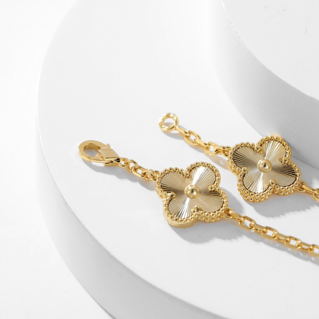 ¡®Aura Jewels¡¯CLOVER 10 MOTIFS LASER NECKLACE