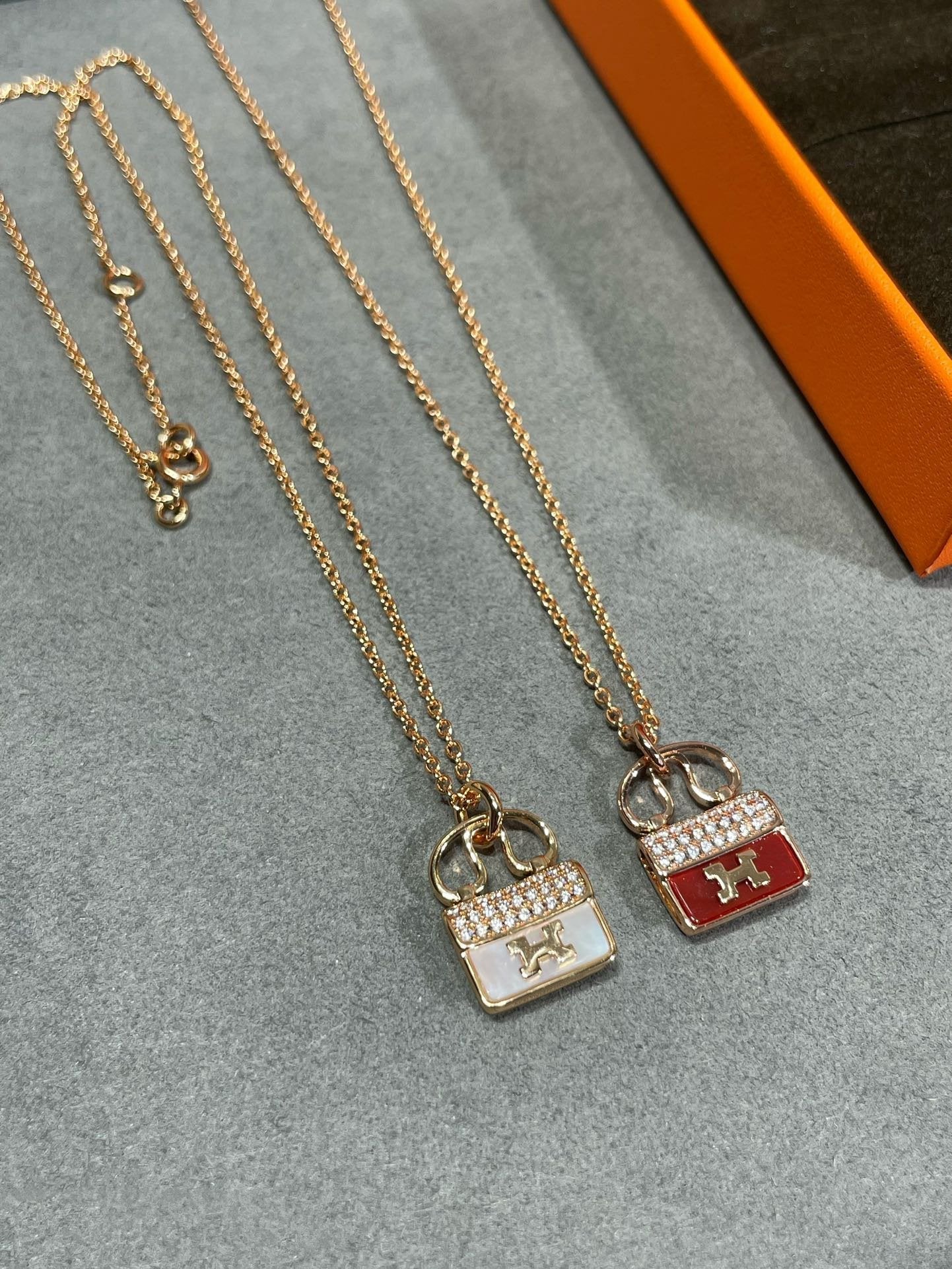¡®Aura Jewels¡¯H CIRCE MOISSANITE PENDANT NECKLACE GOLD