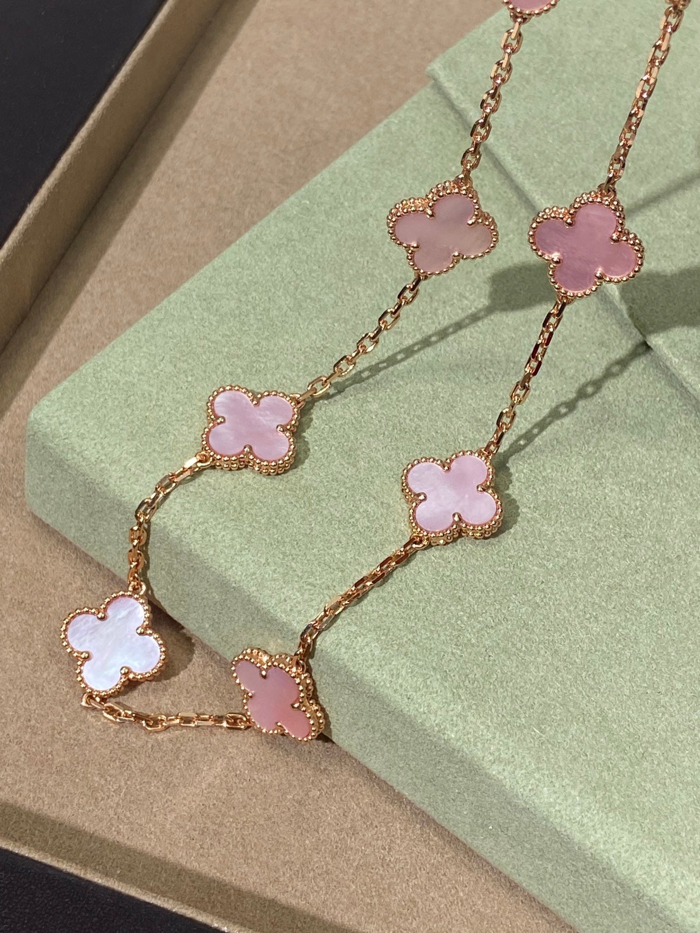 [Aura Jewels] Pink Necklace with Ten Clover Designs