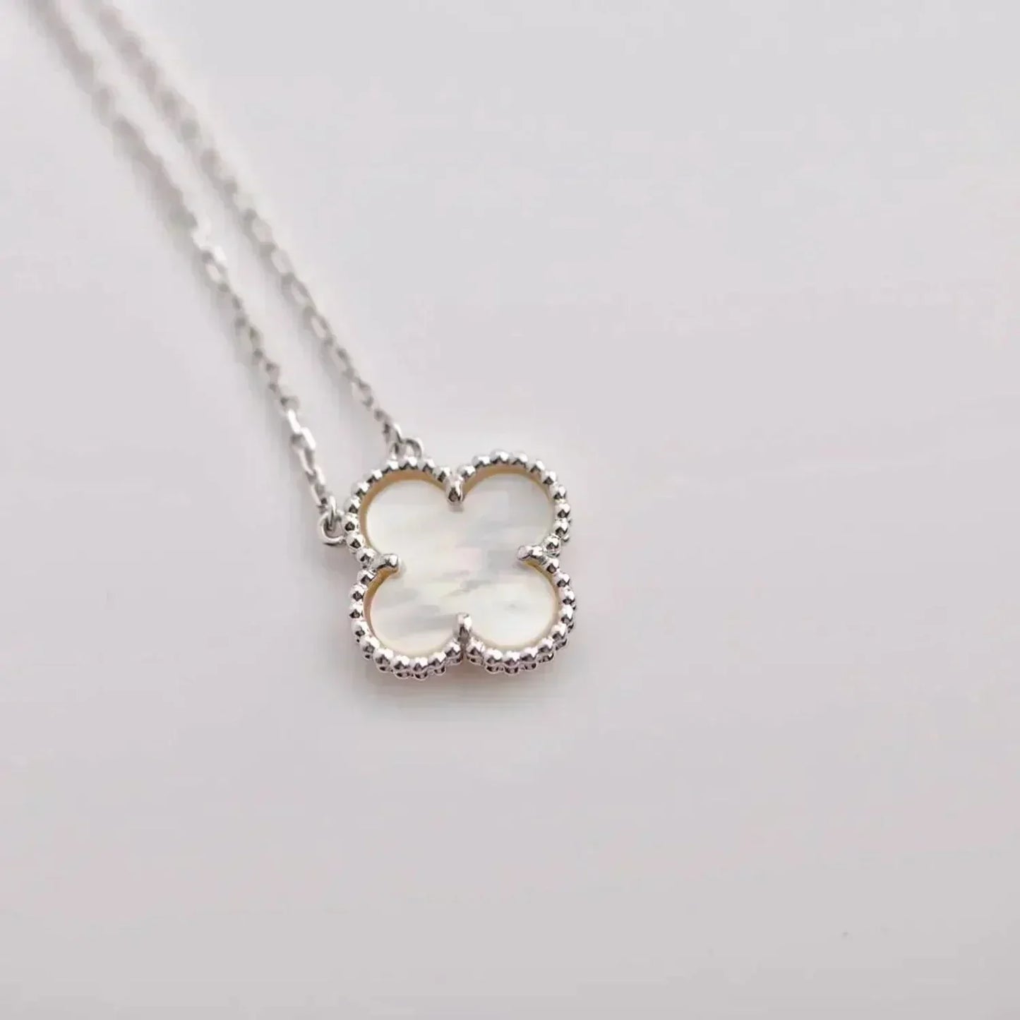 ¡®Aura Jewels¡¯CLOVER  15MM WHITE MOTHER-OF-PEARL SILVER
