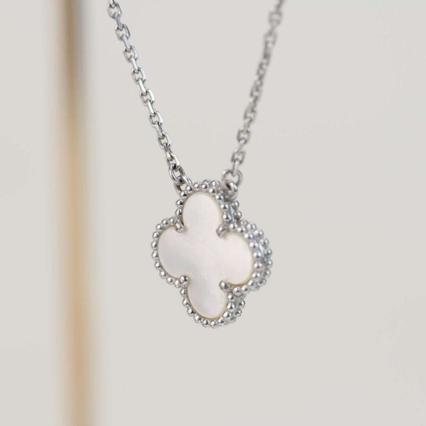 ¡®Aura Jewels¡¯CLOVER  15MM WHITE MOTHER-OF-PEARL SILVER