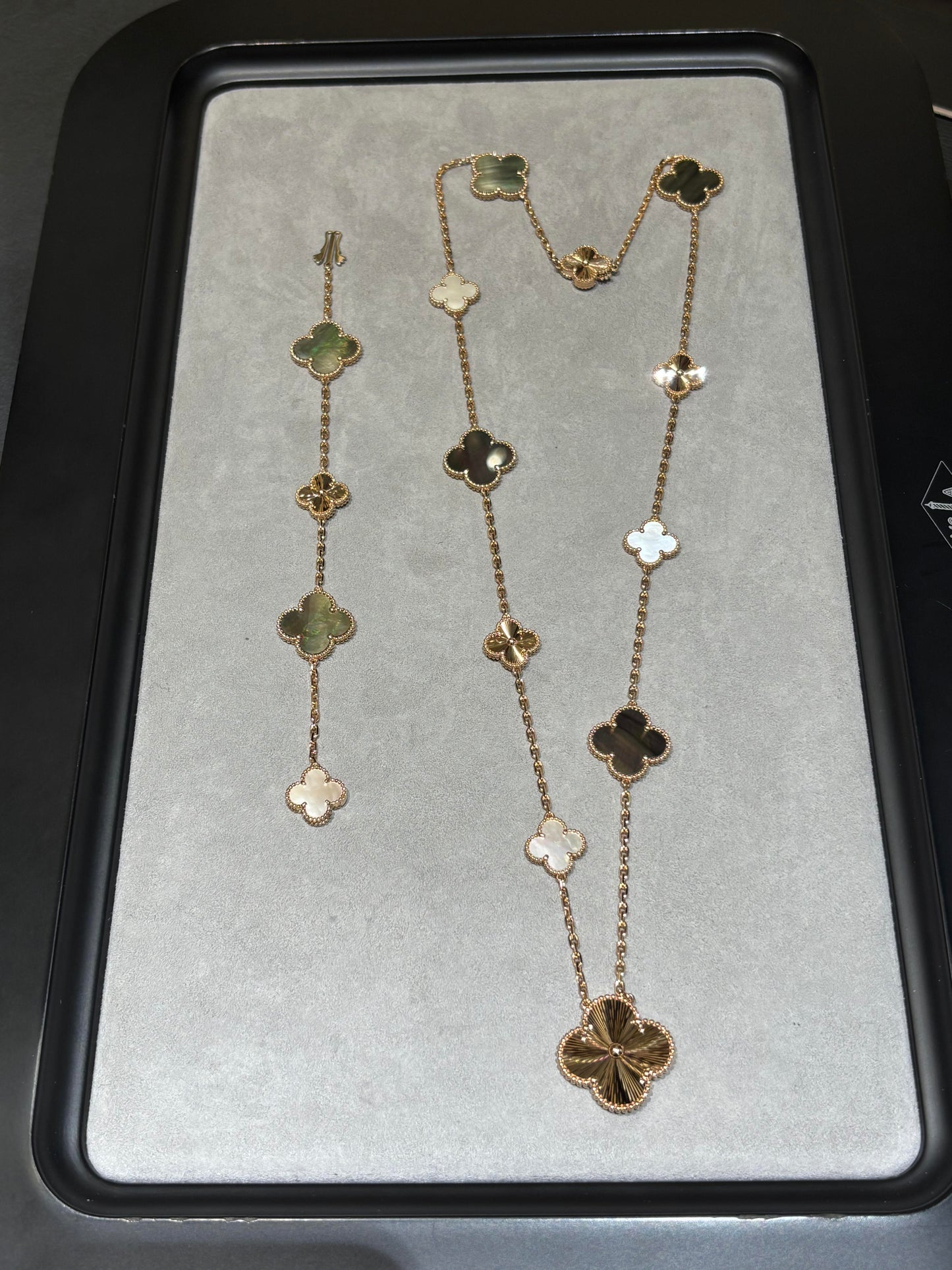 [¡®Aura Jewels¡¯] 25 NEW CLOVER 15 MOTIFS GRAY MOTHER-OF-PEARL