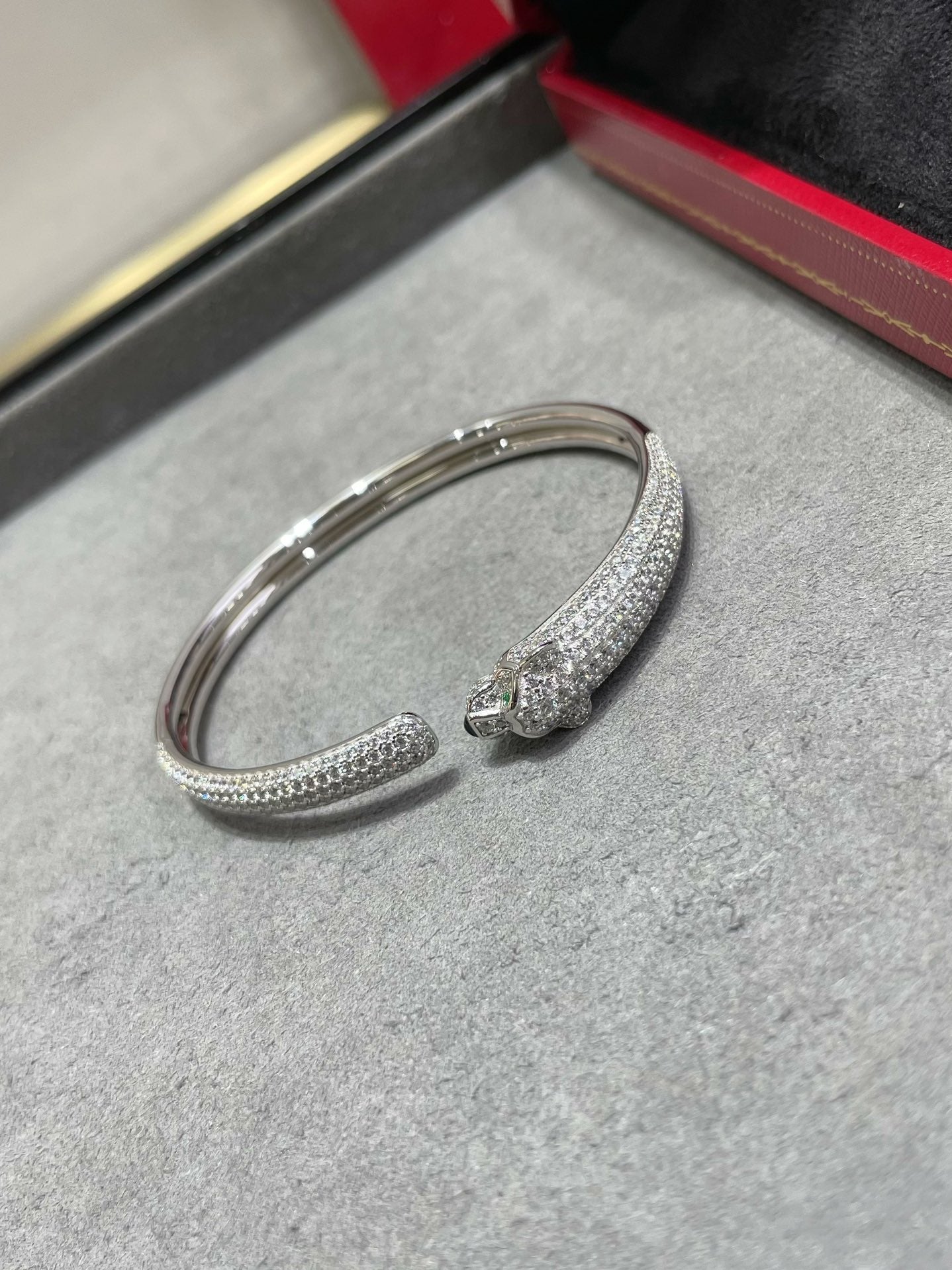 ¡®Aura Jewels¡¯PANTHERE FULL DIAMOND OPEN BRACELET